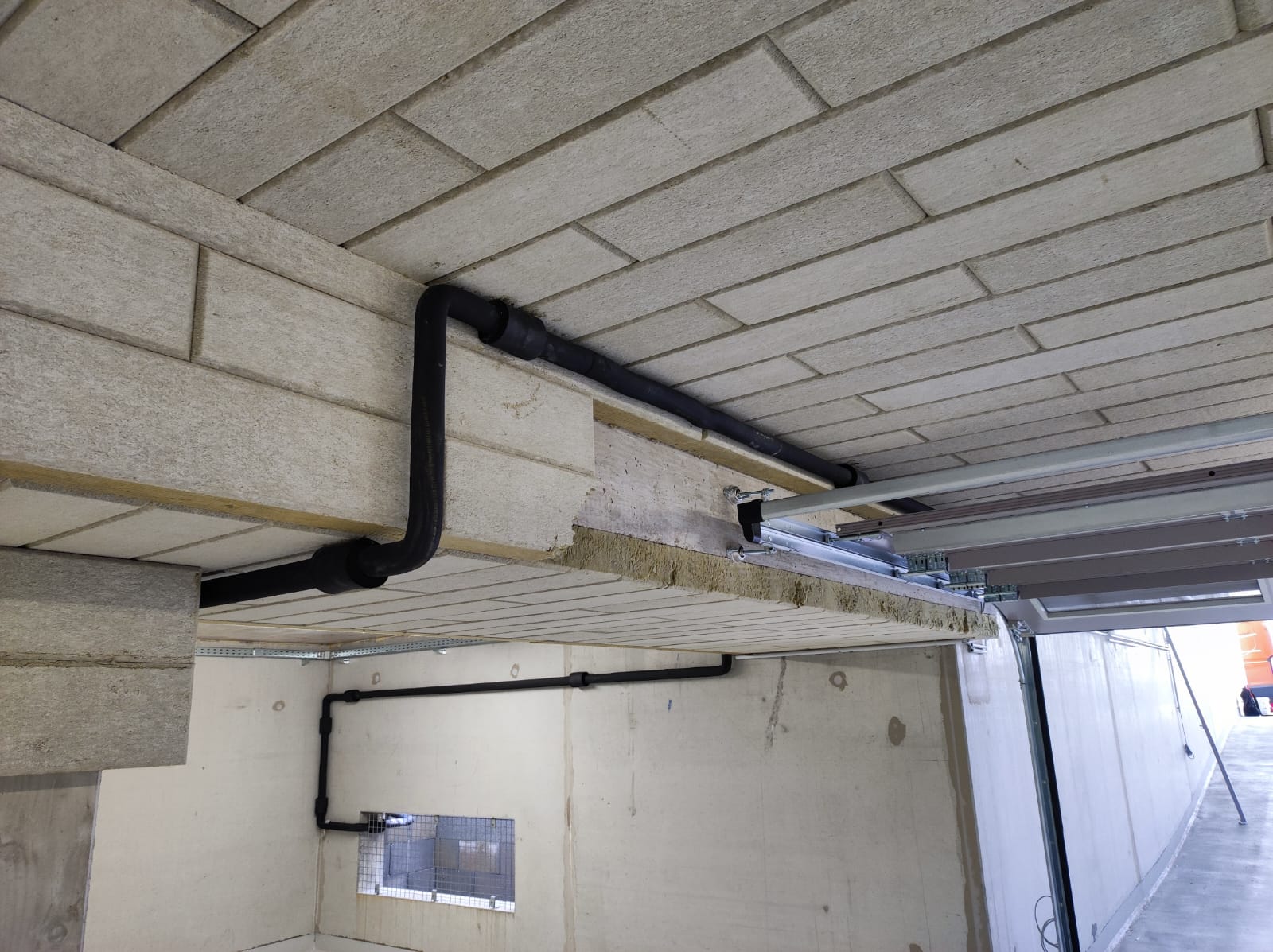 Rohr Verlegungen Garage